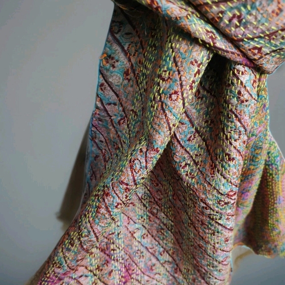 Gorgeous Long Soft Woven Scarf With Tassels - Picture 3 of 7